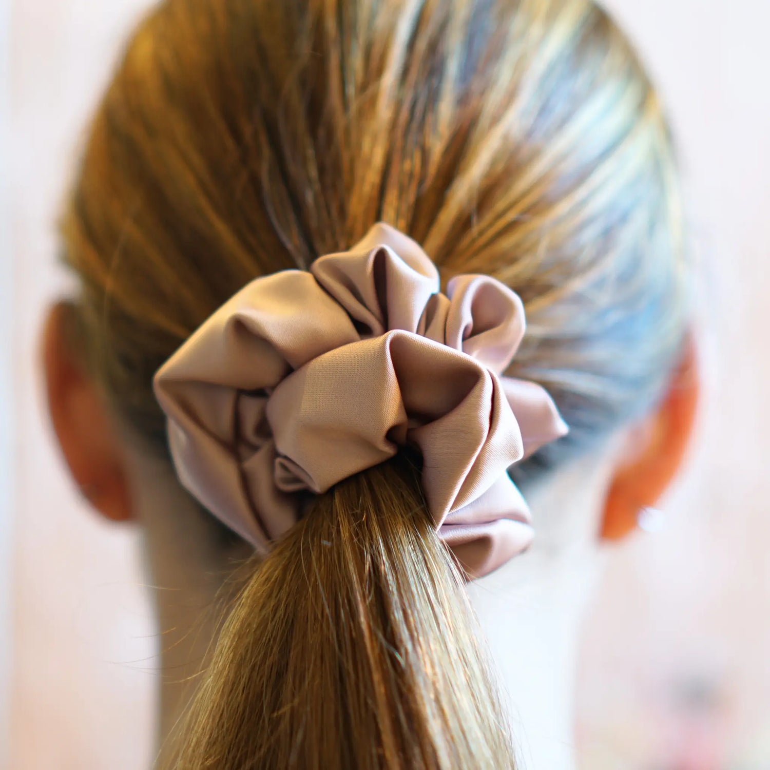 Chouchous en satin faits main adaptés à tous les types de cheveux.