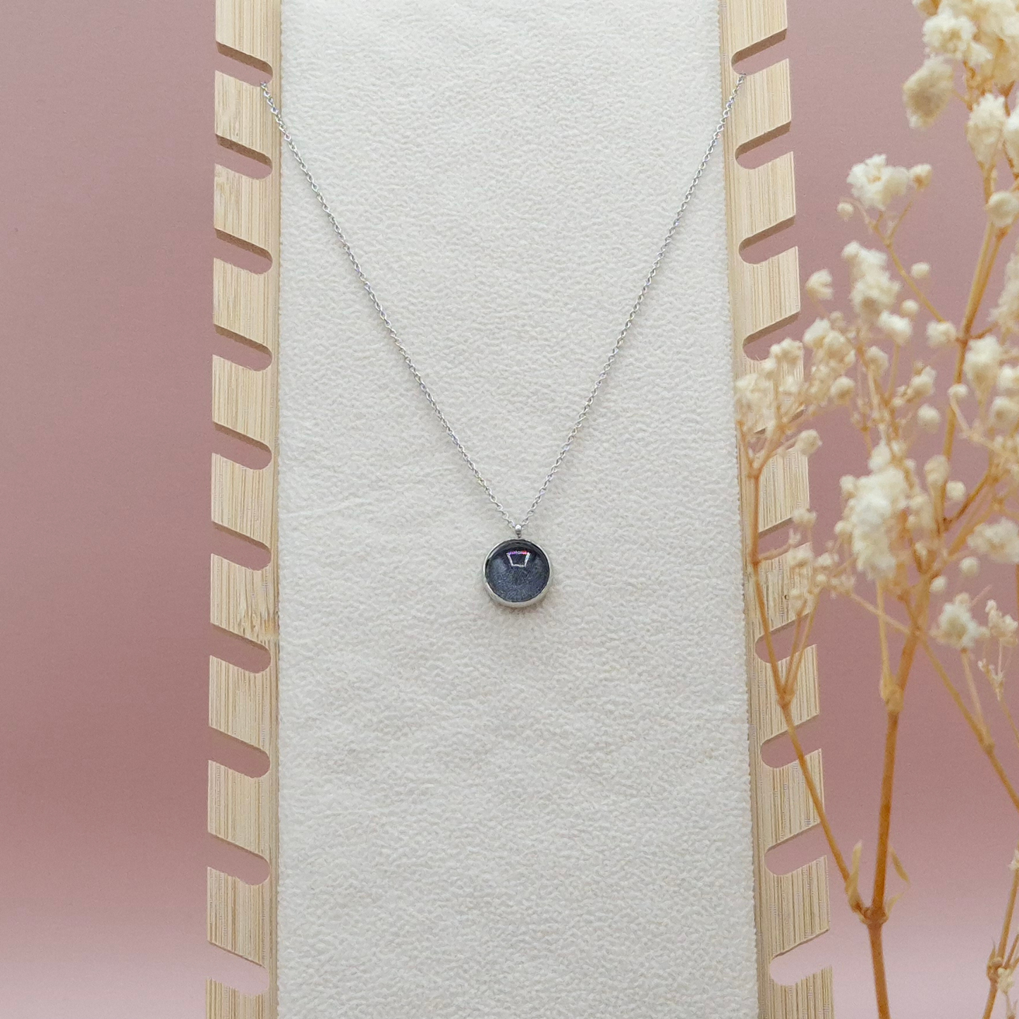 Collier avec Pendentif Gris Foncé - Les Chouchous de Justine