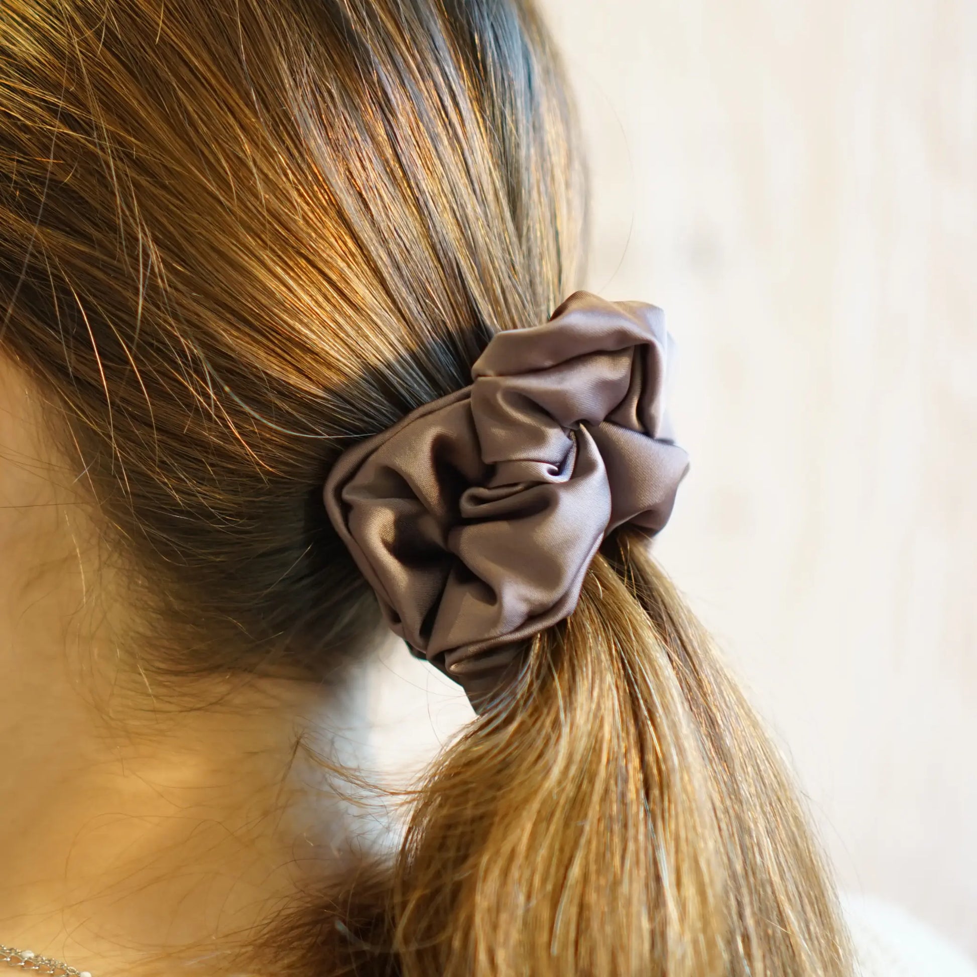 Taupe - Chouchou Cheveux Satin - Les Chouchous de Justine