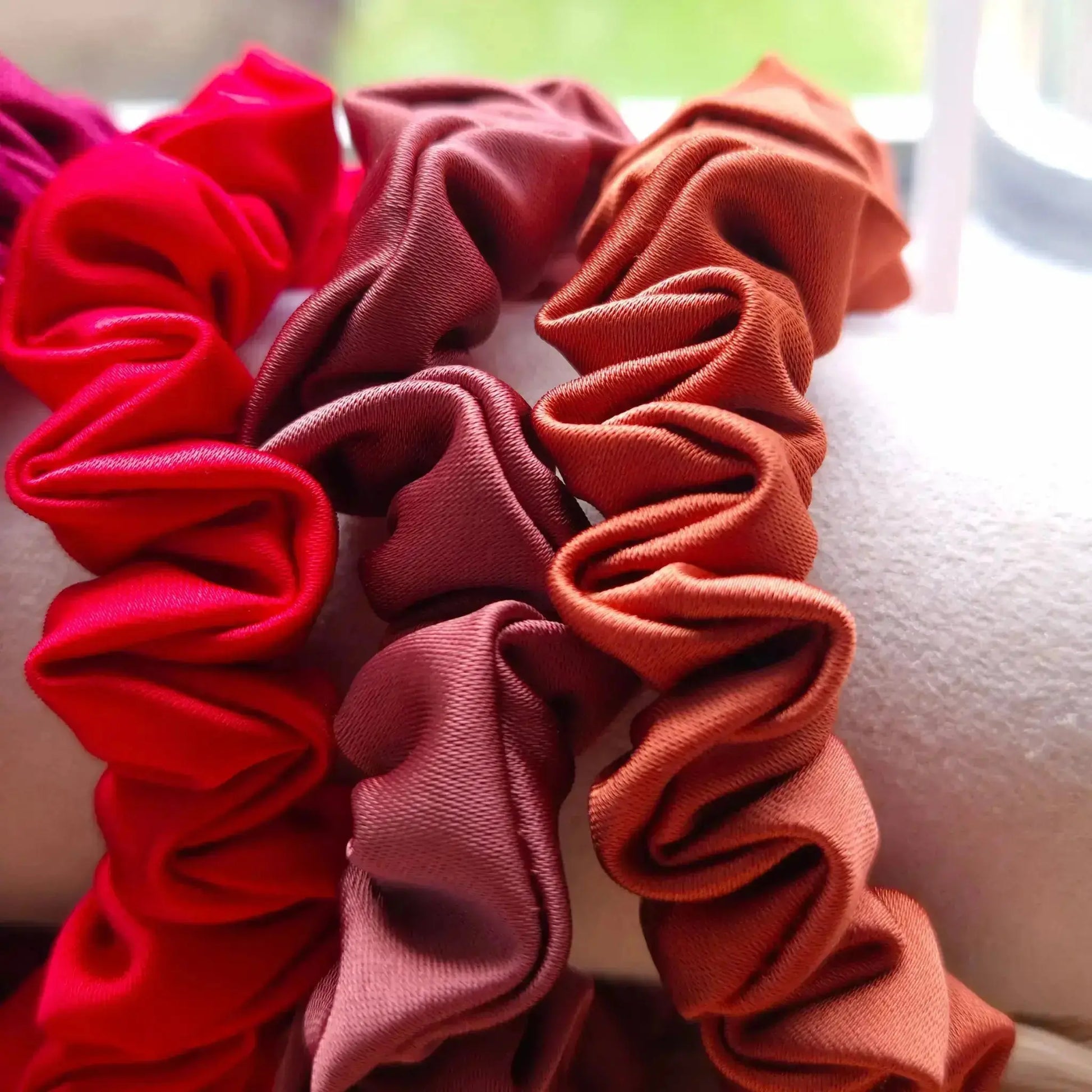 Mini Chouchou en Satin Bordeaux - Les Chouchous de Justine