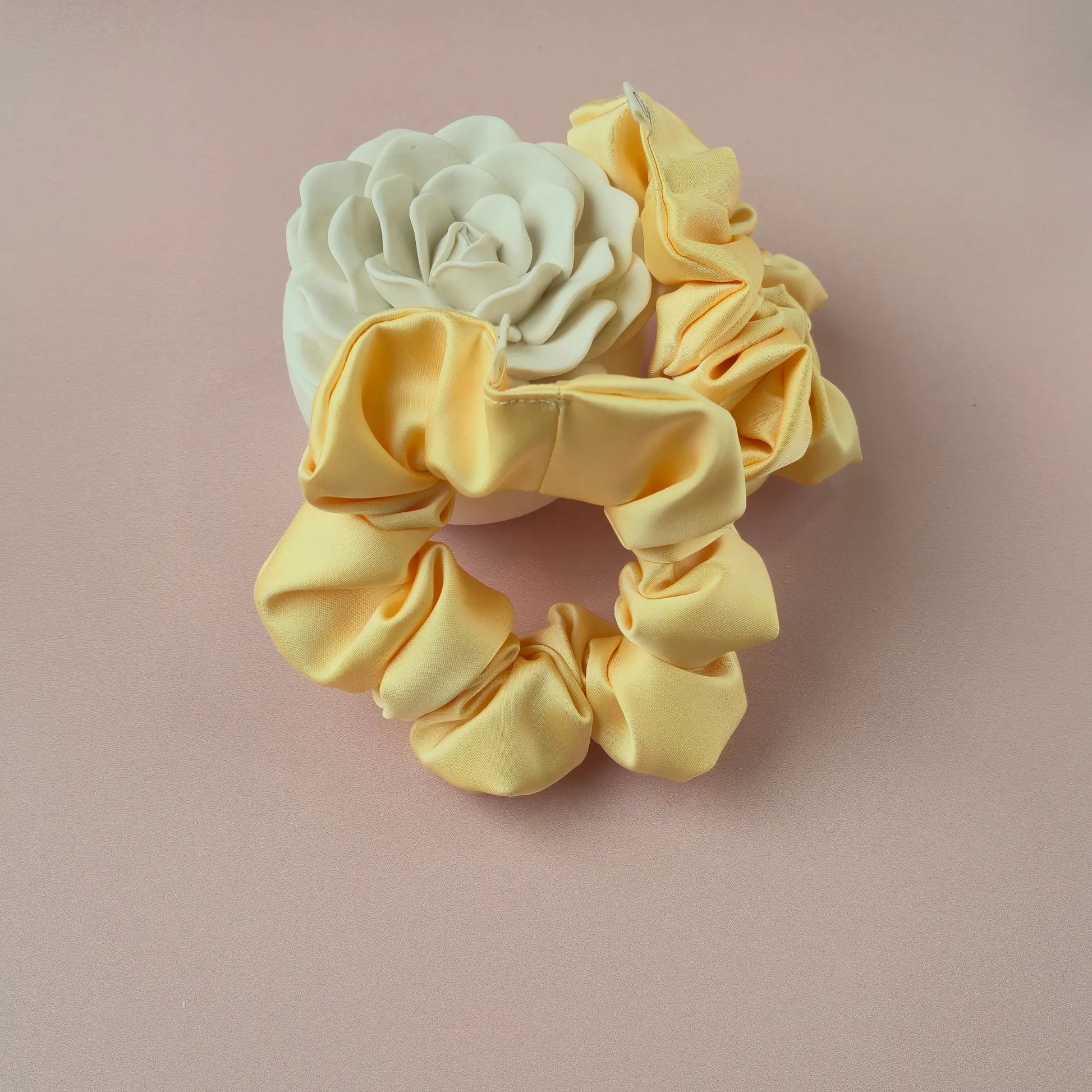 Chouchou en Satin Jaune Aurore - Les Chouchous de Justine