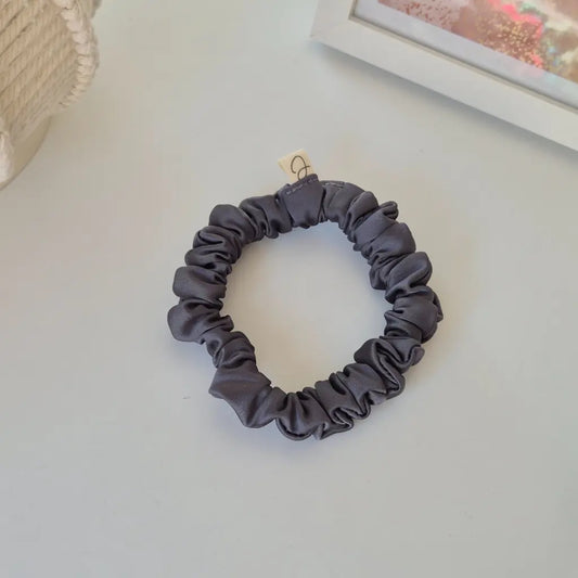 Mini Chouchou en Satin Gris Foncé - Les Chouchous de Justine