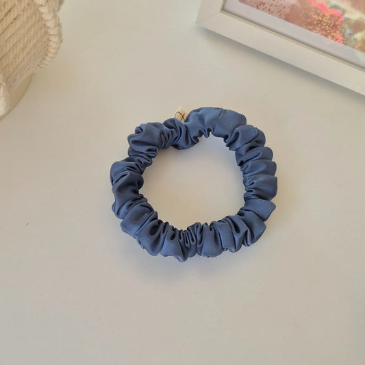 Mini Chouchou en Satin Bleu Lapis - Les Chouchous de Justine