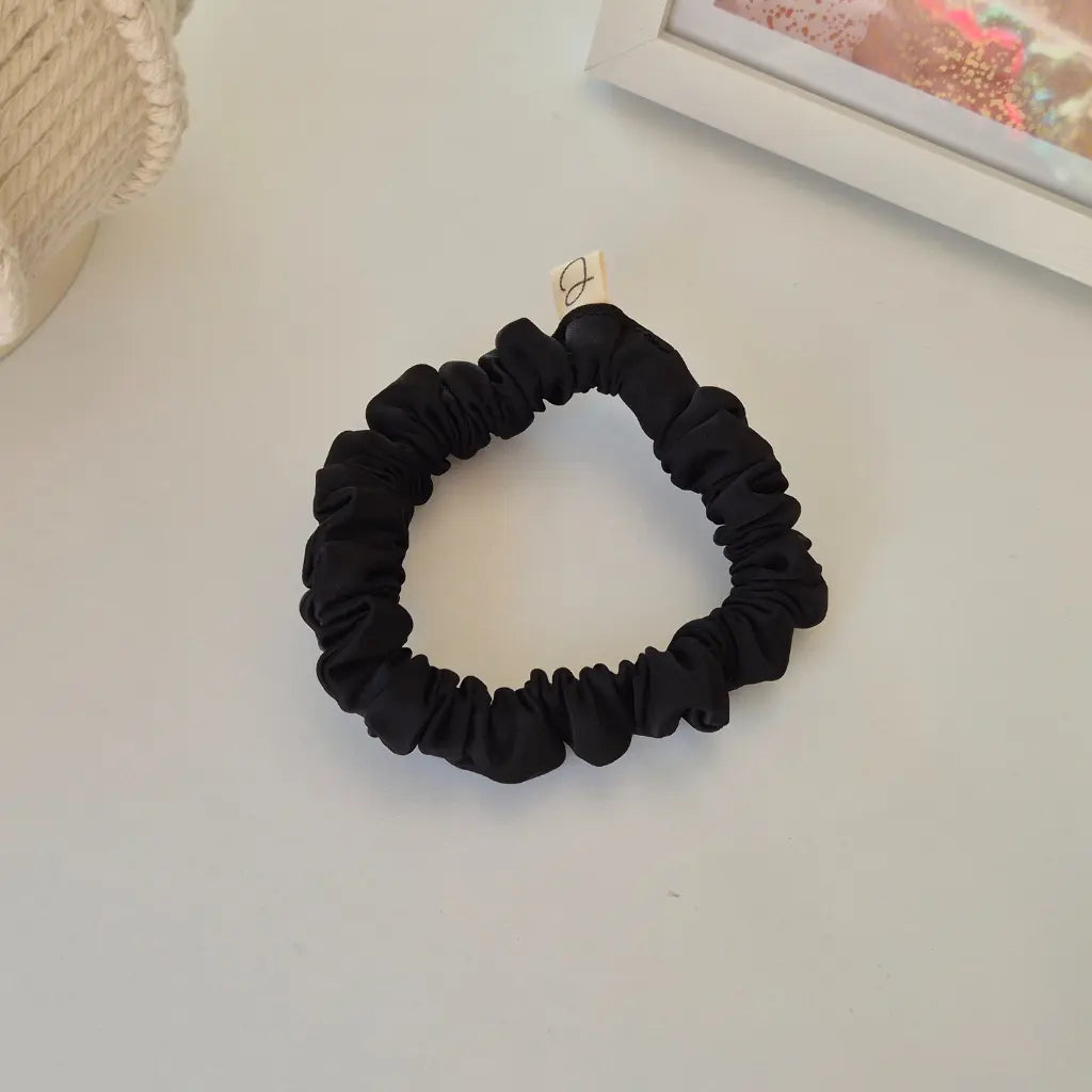 Mini Chouchou en Satin Noir - Les Chouchous de Justine
