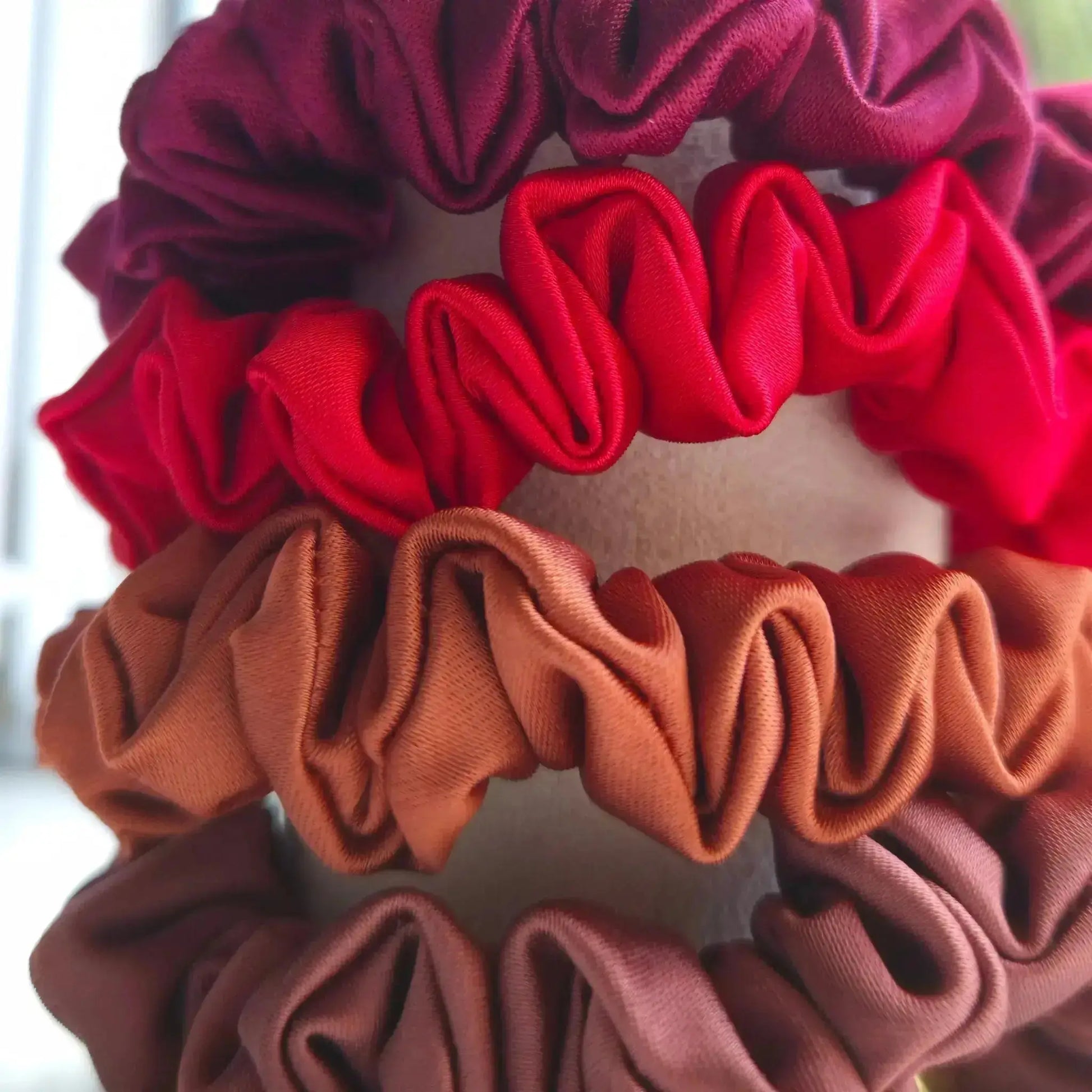 Mini Chouchou en Satin Bordeaux - Les Chouchous de Justine